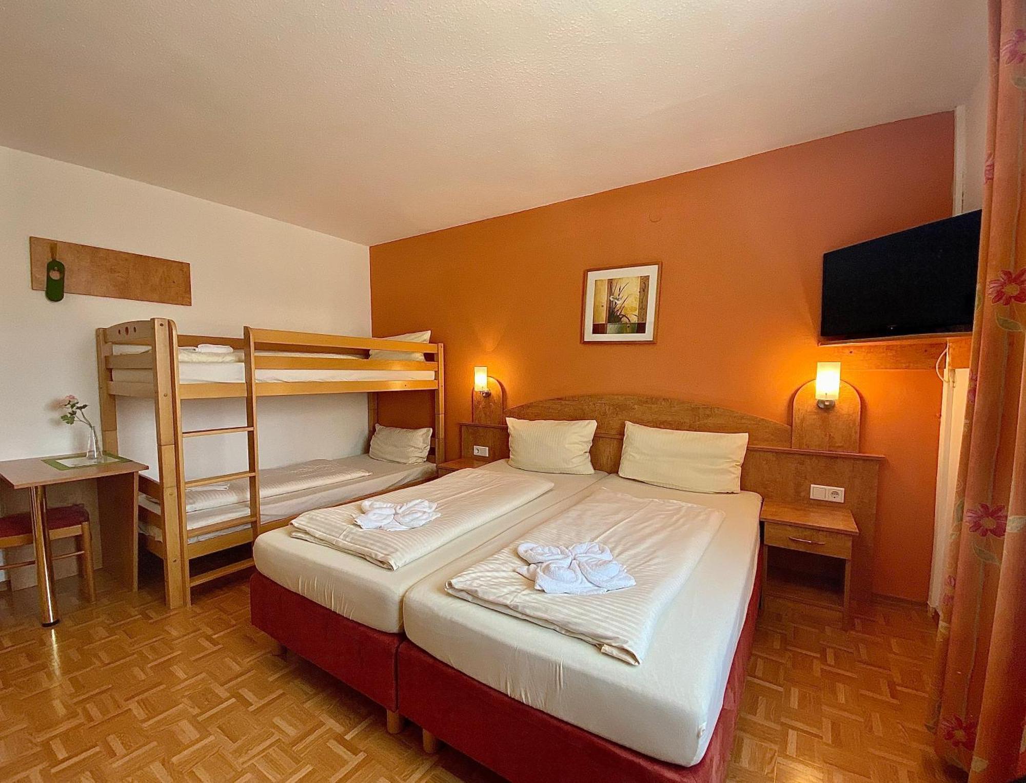 Hotel Gasthof Rose Гюнцбург Экстерьер фото