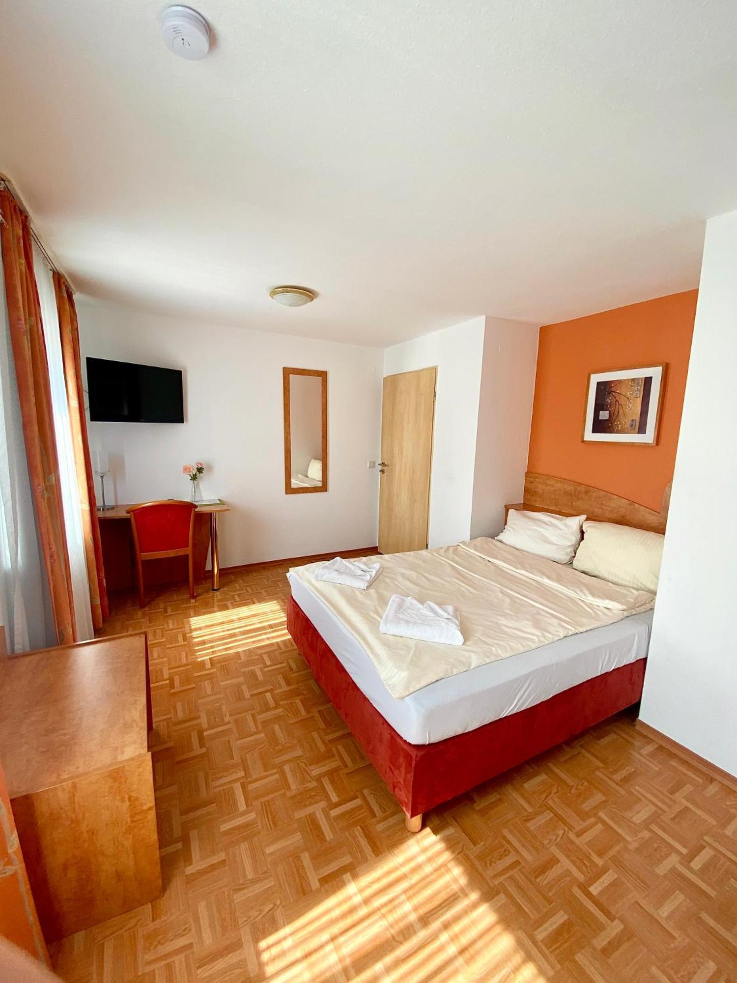 Hotel Gasthof Rose Гюнцбург Экстерьер фото